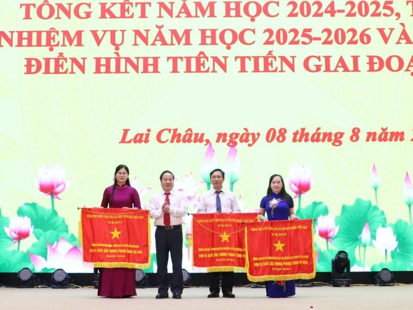 3 tập thể được Thủ tướng Chính phủ tặng Cờ thi đua.