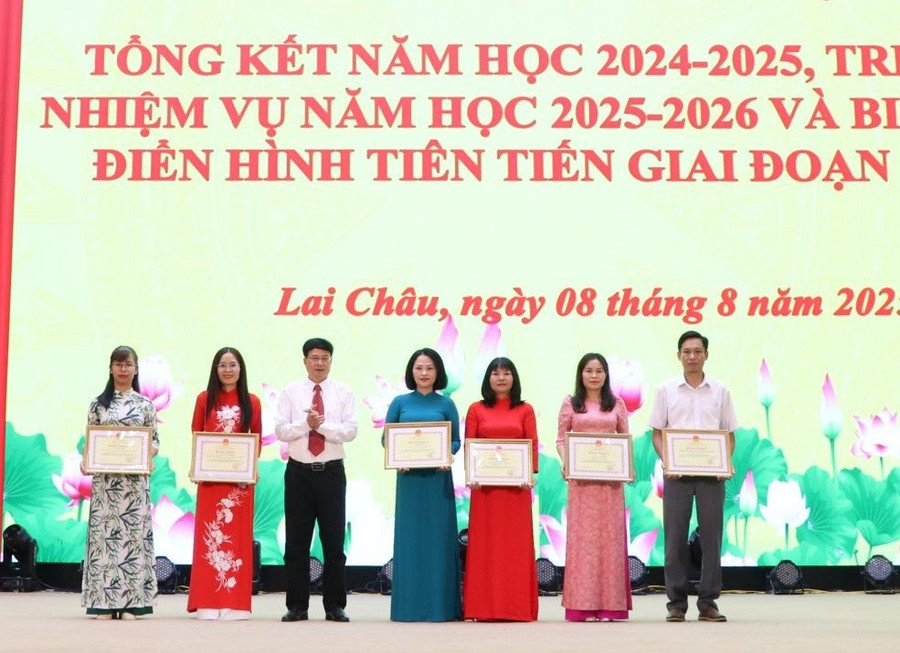 Ông Mạc Quang Dũng - Giám đốc Sở GD&ĐT Lai Châu trao Bằng khen của Bộ GD&ĐT cho các tập thể, cá nhân. lai-chau-3.jpg
