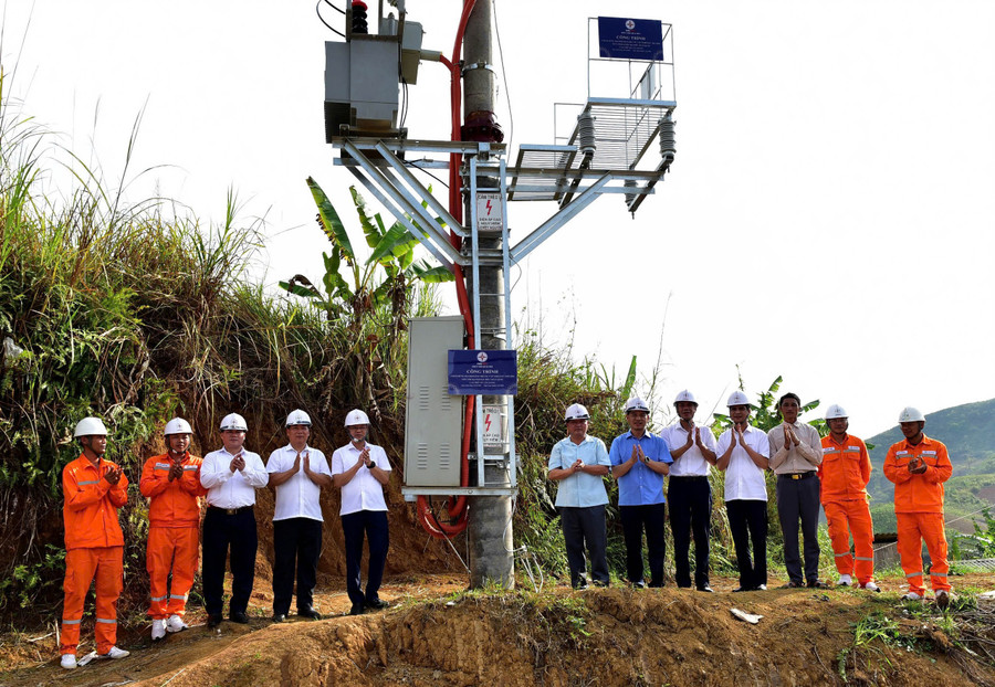 Đóng điện ở Khau Hỏm, Nậm Sỏ - bản cuối cùng của huyện Tân Uyên (cũ) được sử dụng điện lưới Quốc gia.