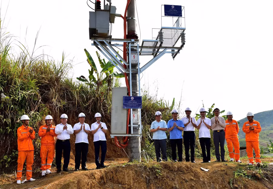 Đóng điện ở Khau Hỏm, Nậm Sỏ - bản cuối cùng của huyện Tân Uyên (cũ) được sử dụng điện lưới Quốc gia.