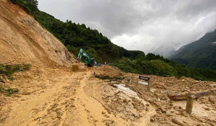 Đơn vị thi công nỗ lực khai thông tuyến đường. sat-lo-2.jpg