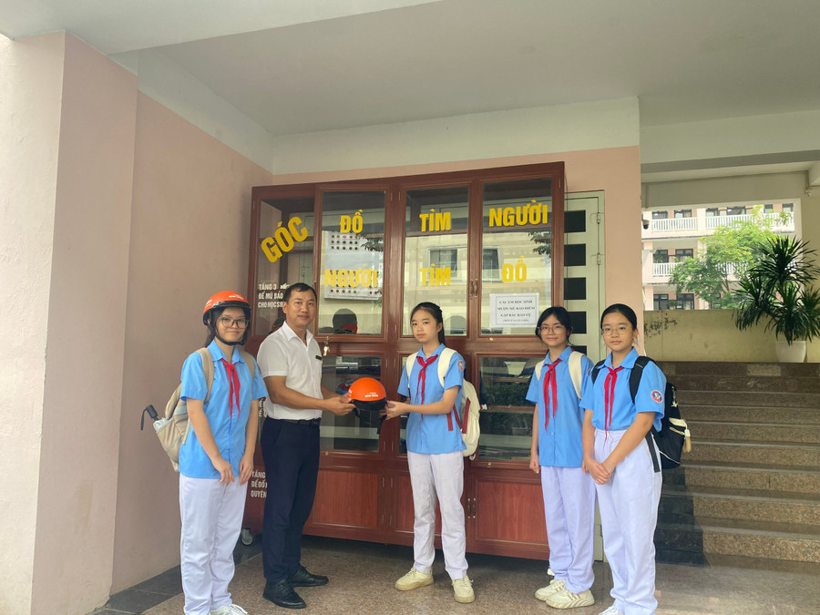 Thầy Toàn cùng các em học sinh bên góc "Đồ tìm người - Người tìm đồ".