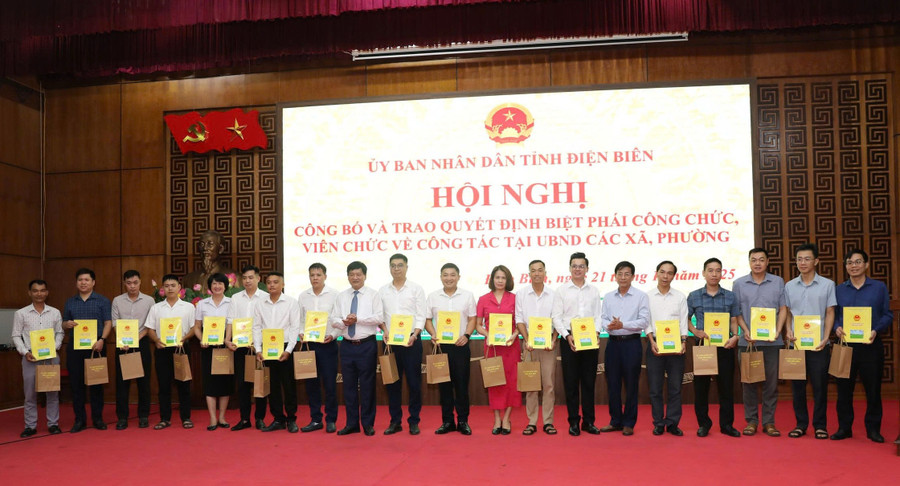 Trao quyết định cho công chức được biệt phái về các xã, phường.