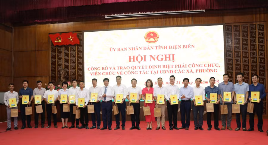 Trao quyết định cho công chức được biệt phái về các xã, phường.