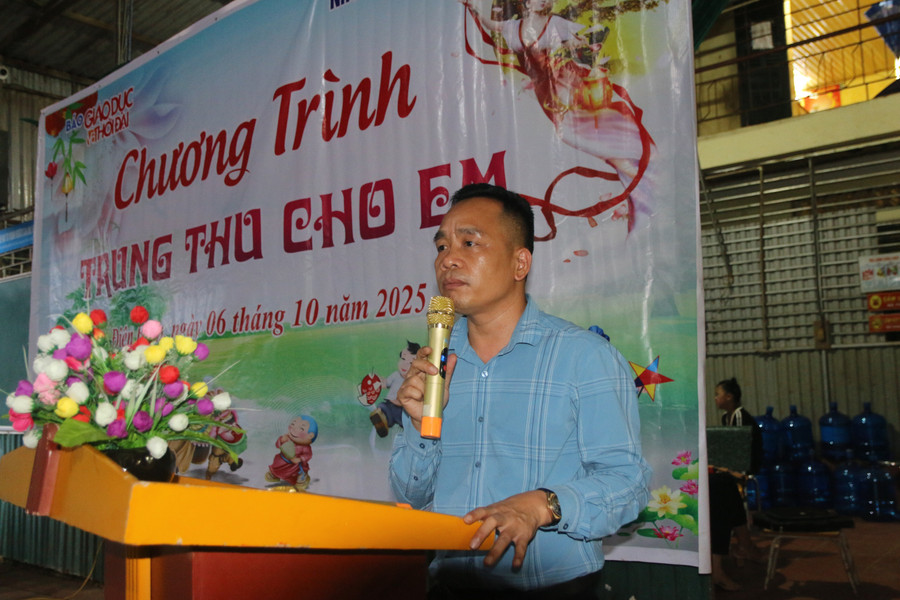 Ông Nguyễn Minh Thịnh, Trưởng Văn phòng đại diện Khu vực Tây Bắc, Báo Giáo dục và Thời đại phát biểu tại buổi trao quà. db-7.jpg