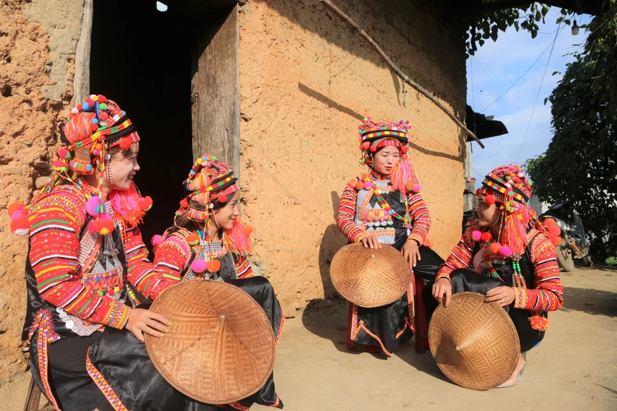 Những thiếu nữ Hà Nhì ở biên giới Ka Lăng rạng rỡ trong sắc xuân.