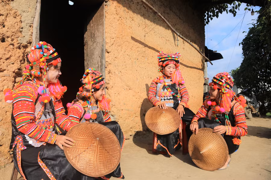 Những thiếu nữ Hà Nhì ở biên giới Ka Lăng rạng rỡ trong sắc xuân.