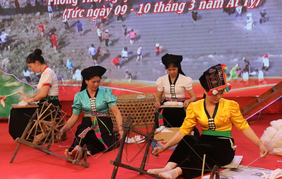 Thi kéo sợi tại Lễ hội Then Kin Pang.
