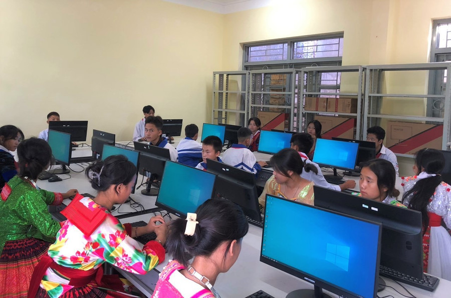 Học sinh vùng biên Nậm Pồ tích cực sử dụng công nghệ thông tin. nam-po-4.jpg