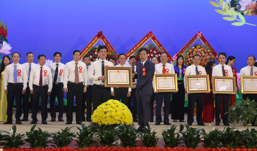 Trao tặng Huân chương Lao động hạng Ba cho các cá nhân. lc6.jpg