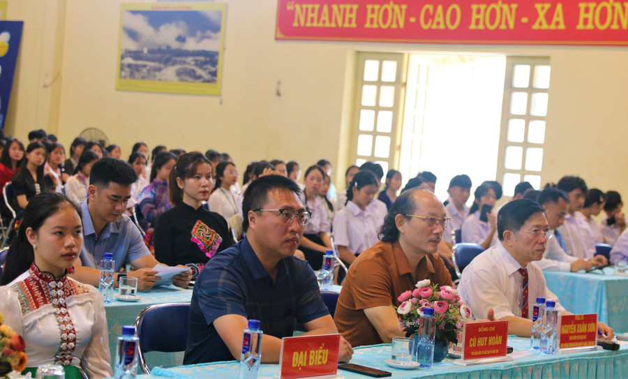 Đại biểu và học sinh tham dự chương trình tổng kết lớp học tiếng Nga tại Trường PTDTNT tỉnh Điện Biên. dien-bien-2-3203.jpg