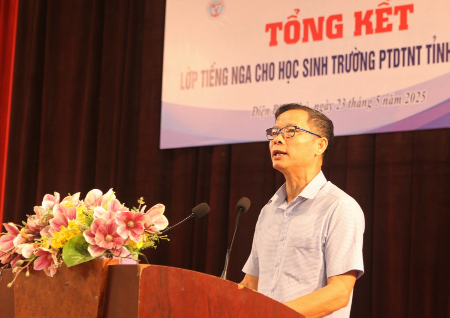 Ông Nguyễn Khắc Hải - Phó trưởng Phòng Giáo dục trung học (Sở GD&ĐT tỉnh Điện Biên) báo cáo kết quả tổ chức dạy học tiếng Nga cho học sinh tỉnh Điện Biên. dien-bien-3.jpg