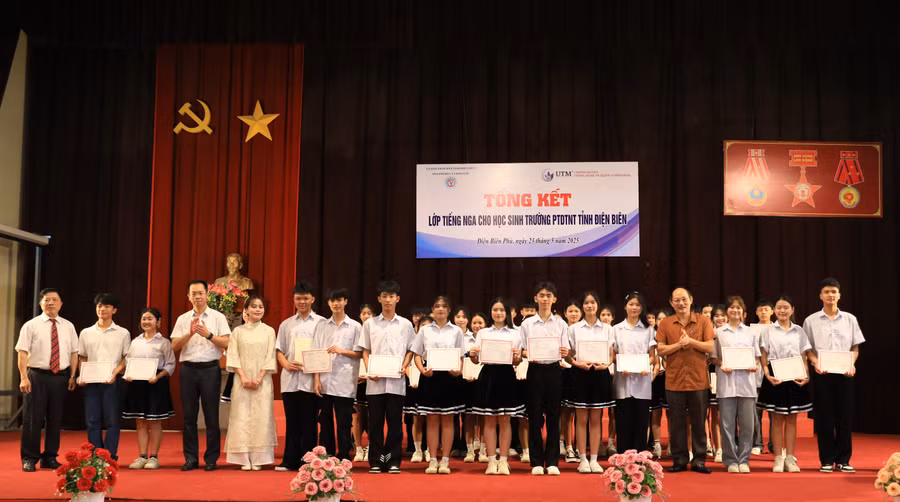 Trao giấy chứng nhận hoàn thành khóa học tiếng Nga cho 40 học sinh Trường PTDTNT tỉnh Điện Biên.