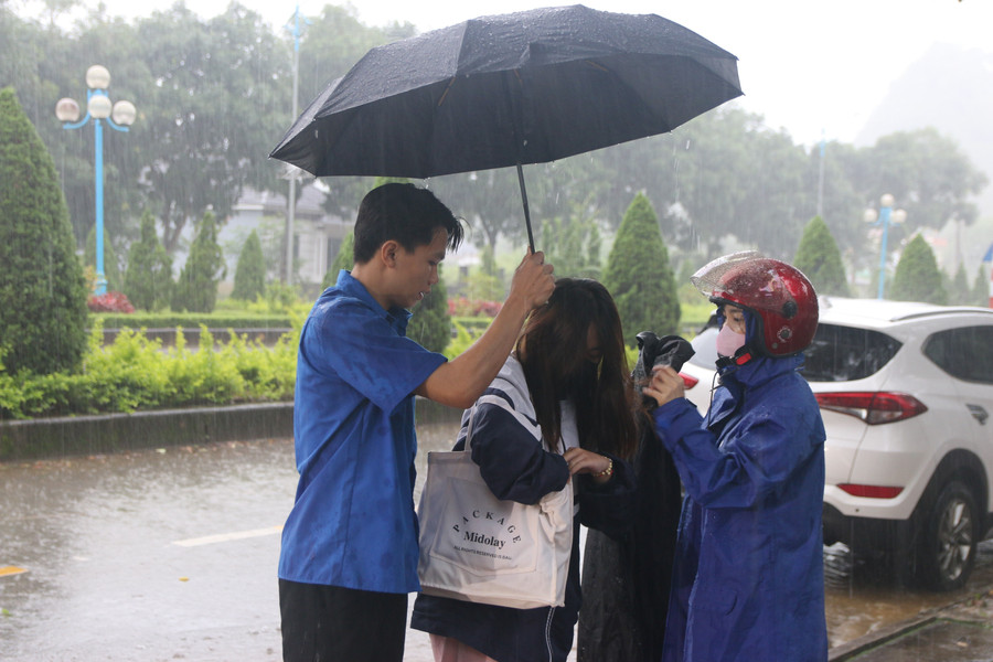 Thanh niên tình nguyện hỗ trợ thí sinh vào điểm thi. lai-chau.jpg