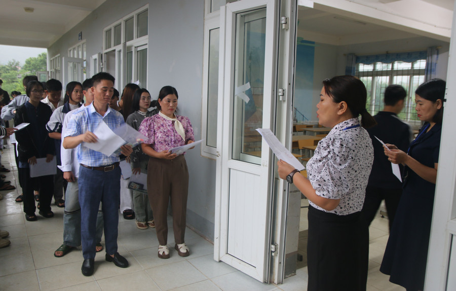 Các thí sinh tại Điểm thi Trường THPT Quyết Thắng chuẩn bị bước vào môn thi đầu tiên. lai-chau-1.jpg
