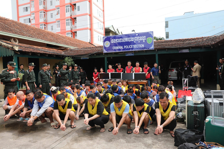 Nhóm lừa đảo qua mạng tại Campuchia thời điểm bị bắt giữ. lai-chau.jpg