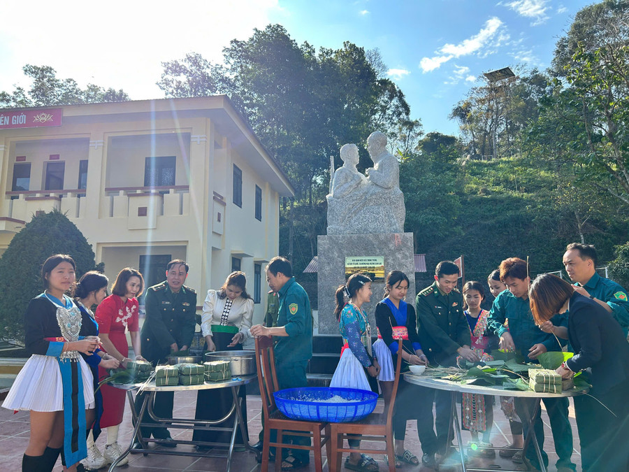 Gói bánh chưng trong Ngày hội Biên phòng toàn dân và chương trình “Xuân Biên phòng ấm lòng dân bản”.