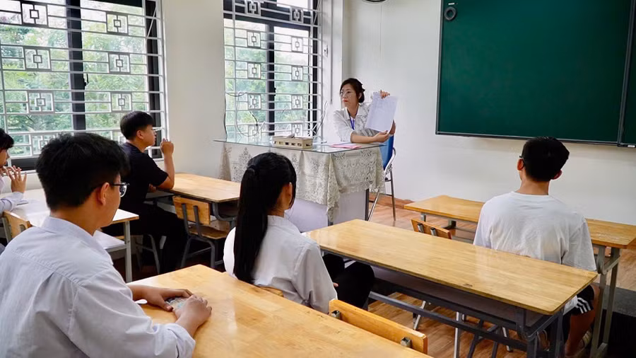 Thí sinh làm thủ tục dự thi.