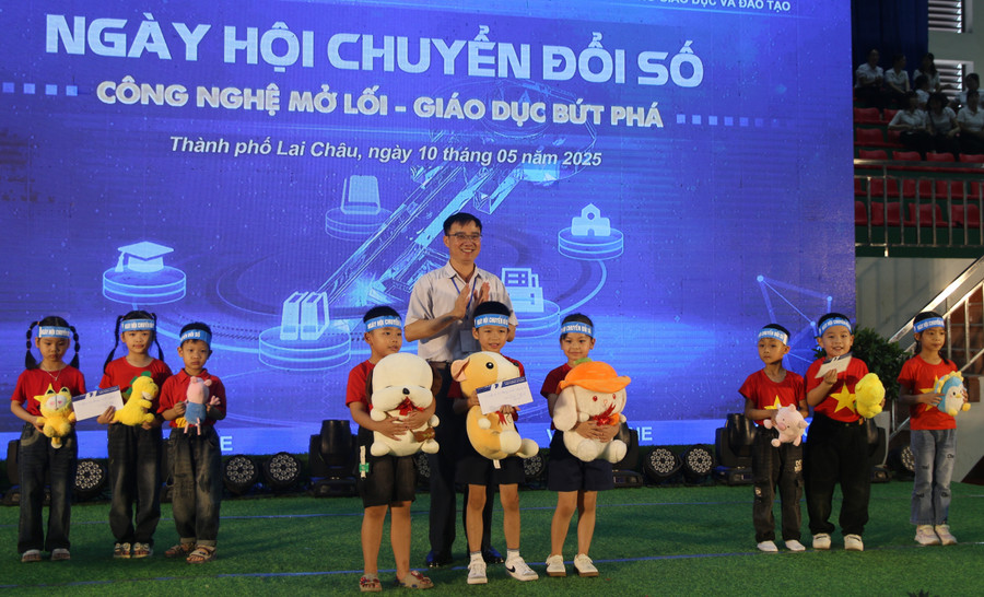 Trao giải cho trẻ mầm non tham gia trò chơi đua tài thông minh, nhanh trí. lc-5.jpg