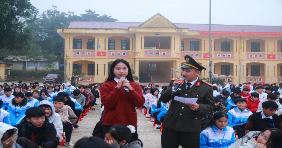 Học sinh Trường PTDTNT THPT Mường Ảng chia sẻ kinh nghiệm sử dụng mạng xã hội an toàn.