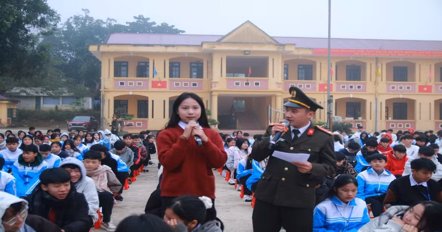 Học sinh Trường PTDTNT THPT Mường Ảng chia sẻ kinh nghiệm sử dụng mạng xã hội an toàn.