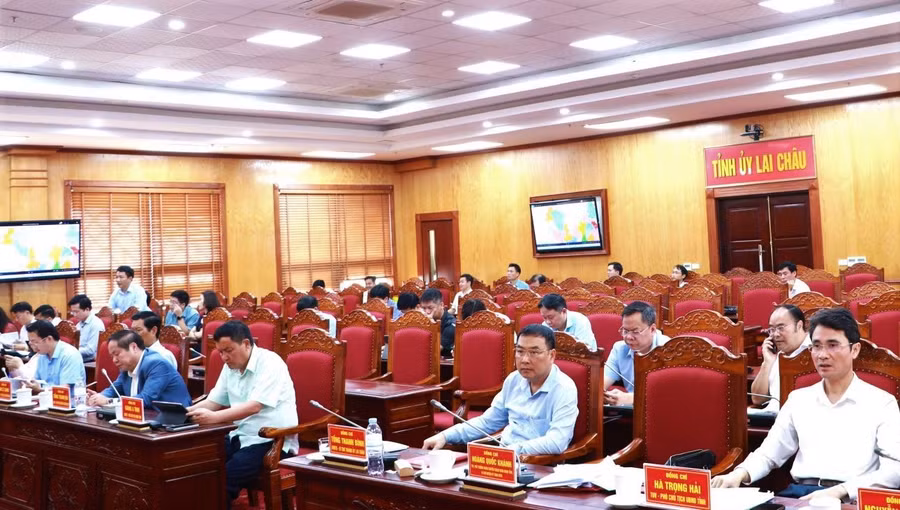 Các đại biểu tham dự Hội nghị cho ý kiến về Đề án sắp xếp đơn vị hành chính cấp xã.