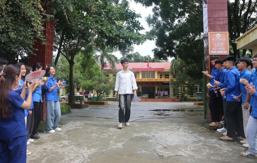 Thí sinh đầu tiên ra khỏi Điểm thi Trường THPT thành phố Lai Châu. ngu-van.jpg