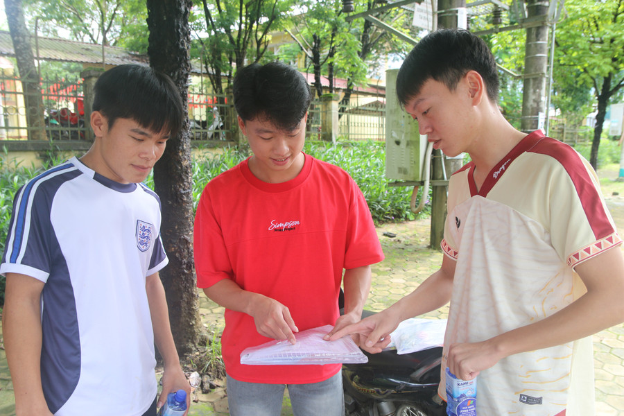 Các thí sinh tự do bàn luận về đề thi môn Ngữ văn. ngu-van-2.jpg
