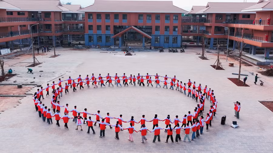 Trường Phổ thông nội trú liên cấp TH&THCS Si Pa Phìn là công trình đầu tiên được triển khai xây dựng theo chủ trương của Bộ Chính trị.