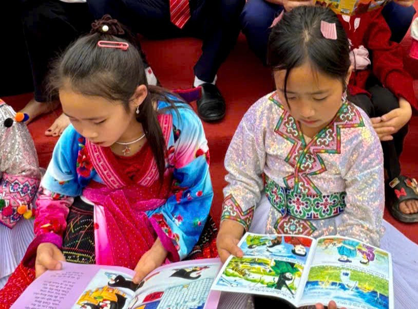 Học sinh Trường PTDTBT Tiểu học Huổi Lếch hứng thú đọc sách tại Ngày hội.