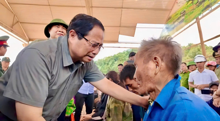 Thủ tướng Phạm Minh Chính thăm hỏi, động viên người dân xã Tìa Dình.
