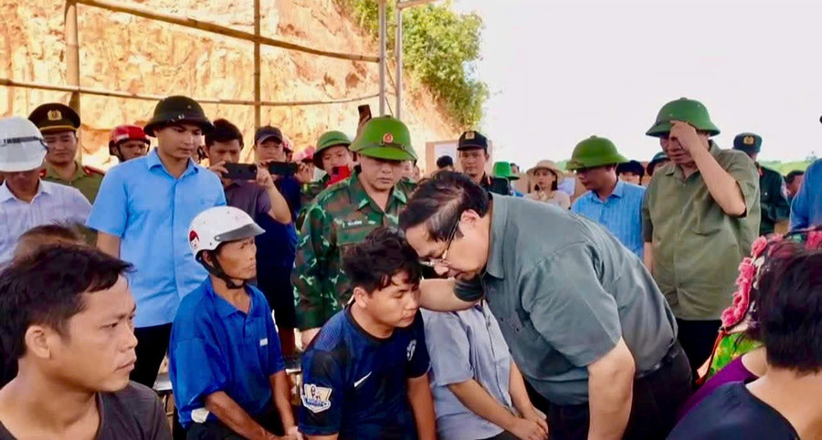 Thủ tướng thăm hỏi các gia đình bị thiệt hại do thiên tai. thu-tuong-1.jpg