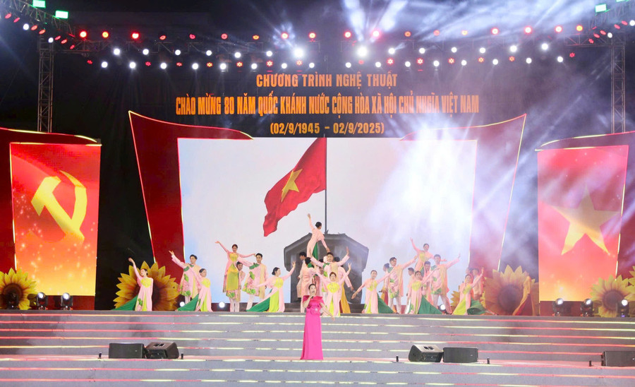 Chương trình với những âm hưởng hùng tráng, trữ tình và sâu lắng, khắc họa hình ảnh non sông gấm vóc, bề dày văn hiến ngàn năm. dien-bien-4.jpg