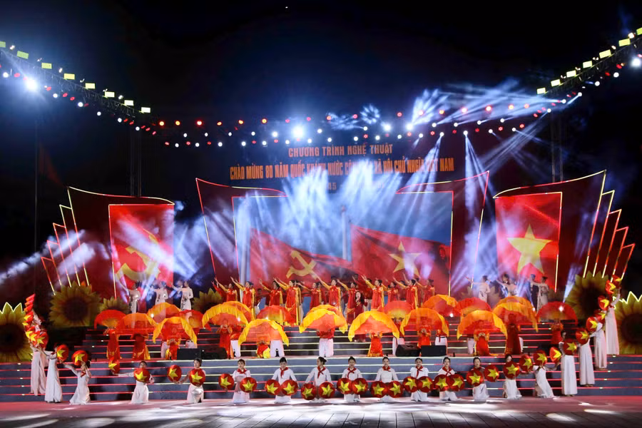 Chương trình nghệ thuật 'Vinh quang Việt Nam' được tỉnh Điện Biên tổ chức để chào mừng 80 năm Quốc khánh nước Cộng hòa xã hội chủ nghĩa Việt Nam.