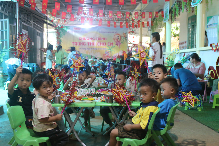 Những món quà giúp cho trẻ em ở Tủa Thàng thêm phần ấm áp. db-3.jpg