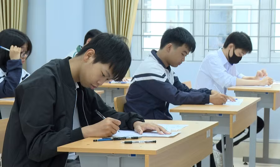 Thí sinh dự thi tuyển sinh tại Trường THPT Chuyên Lê Quý Đôn Lai Châu.