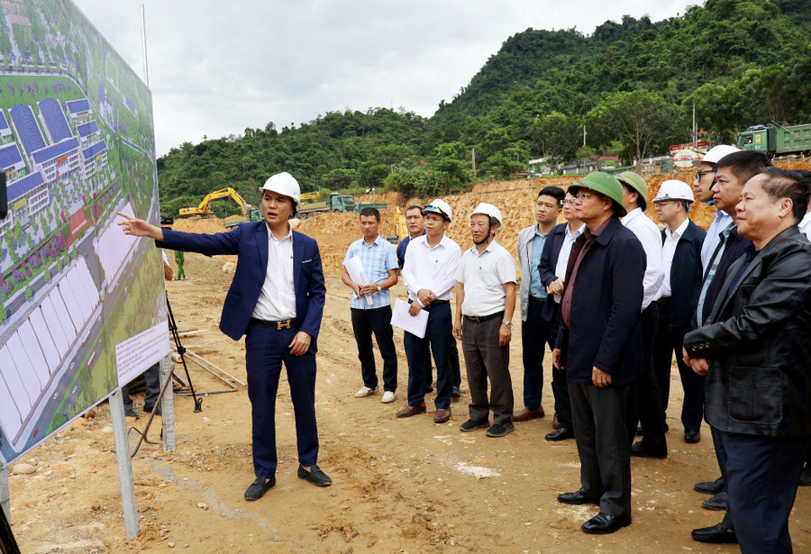 Lãnh đạo chủ đầu tư thuyết minh phối cảnh dự án Trường PTDTNT Tiểu học và THCS Phong Thổ. Ảnh: Thu Trang.