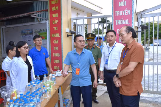 Ông Nguyễn Văn Đoạt - Phó Chủ tịch UBND tỉnh Điện Biên (áo xanh đứng giữa) cùng đoàn công tác đi kiểm tra thực tế.