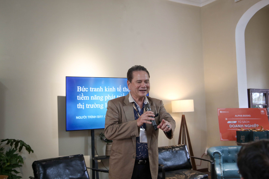 Ông Trần Sĩ Chương chỉ ra được nhiều cơ hội cũng như thách thức cho doanh nghiệp Huế trong thời gian tới. 290c5800.jpg