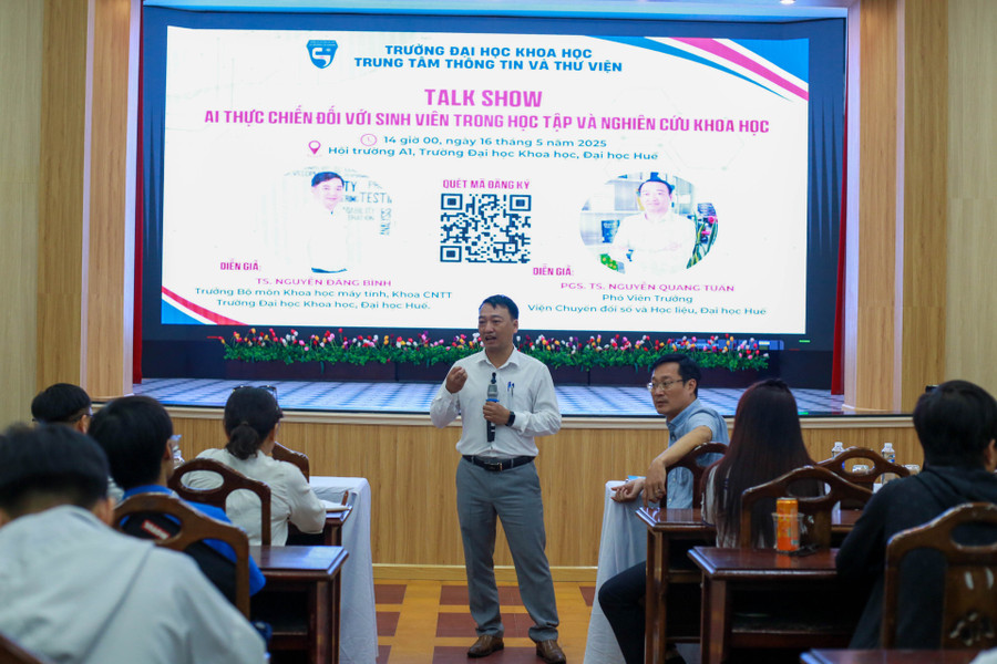 PGS.TS Nguyễn Quang Tuấn - Phó Viện trưởng Viện Chuyển đổi số và Học liệu, Đại học Huế trao đổi, giải đáp thắc mắc cho sinh viên tại Talk show. 290c6568.jpg