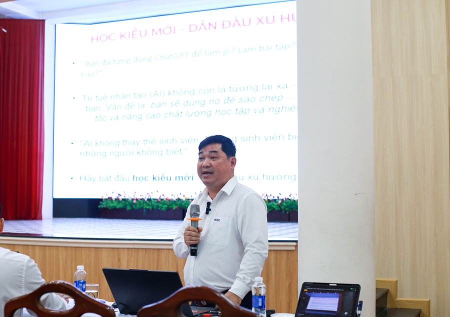 Tiến sĩ Nguyễn Đăng Bình - Trưởng bộ môn Khoa học máy tính, Khoa Công nghệ thông tin, Trường Đại học Khoa học trao đổi với sinh viên tại chương trình. 290c6521.jpg