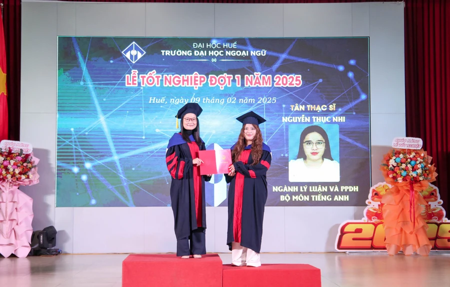 Trường Đại học Ngoại ngữ - Đại học Huế trao bằng cho tân thạc sĩ tốt nghiệp đợt 1, năm 2025.