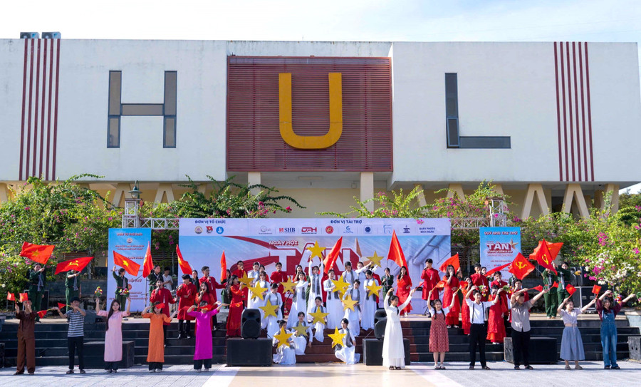 Tiết mục văn nghệ đặc sắc về tình yêu quê hương, đất nước do sinh viên thể hiện. z7033884891492-f4e83414c5736846f5e210847a1b8961.jpg