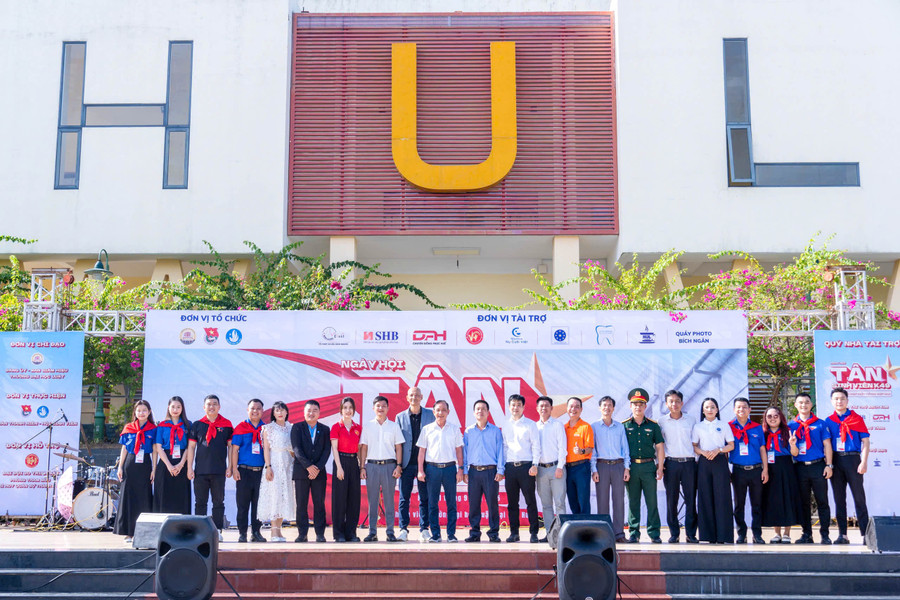 Lãnh đạo nhà trường cùng các đại biểu và nhà tài trợ chụp ảnh lưu niệm tại Ngày hội. z7033884888154-8f6f46af97b9e846520d0137dc45ed97.jpg