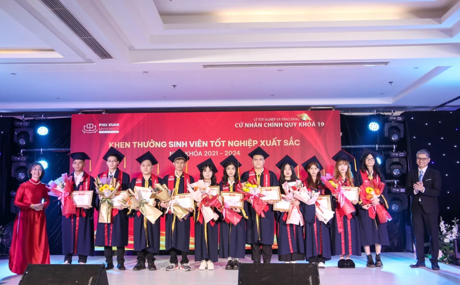 Lãnh đạo Trường Đại học Phú Xuân Trao tặng giấy khen cho sinh viên tốt nghiệp Xuất sắc.