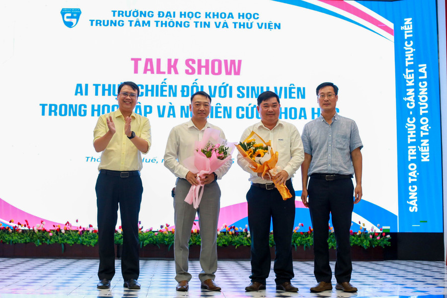 Đại diện Trường Đại học Khoa học, Đại học Huế tặng hoa cho 2 diễn giả tham gia chương trình. 290c6518.jpg