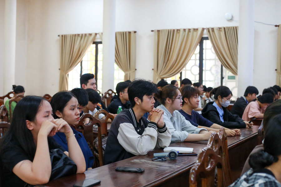 Sinh viên chăm chú lắng nghe những chia sẻ của các diễn giả liên quan đến AI ứng dụng trong học tập và nghiên cứu. 290c6528.jpg