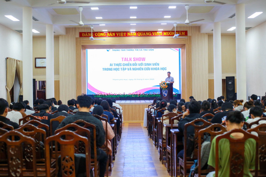 Talk show thu hút hàng trăm sinh viên tham gia. 290c6514.jpg