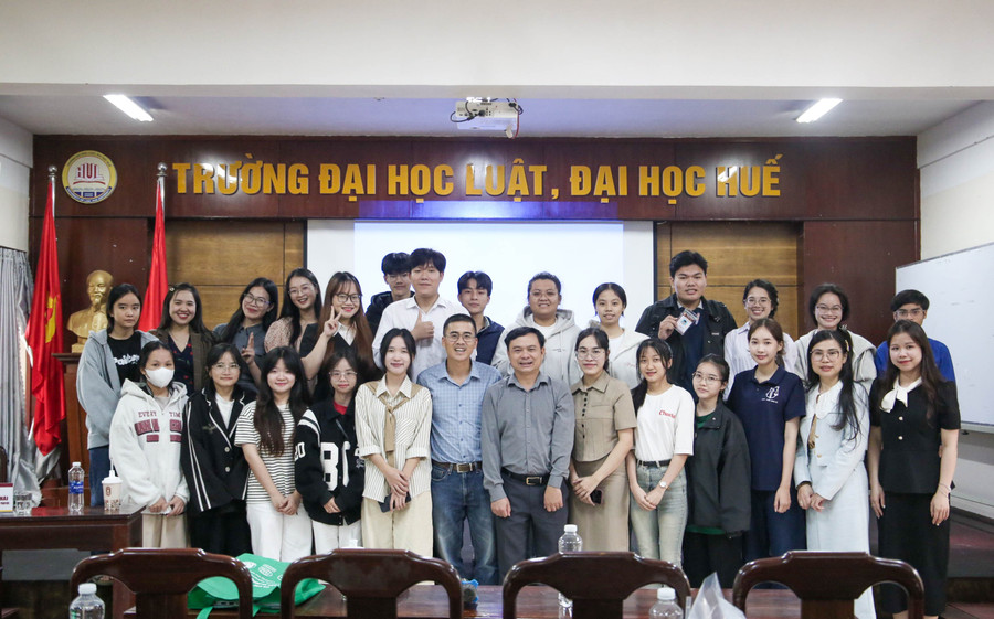 Giảng viên và sinh viên chụp ảnh lưu niệm tại chương trình. 