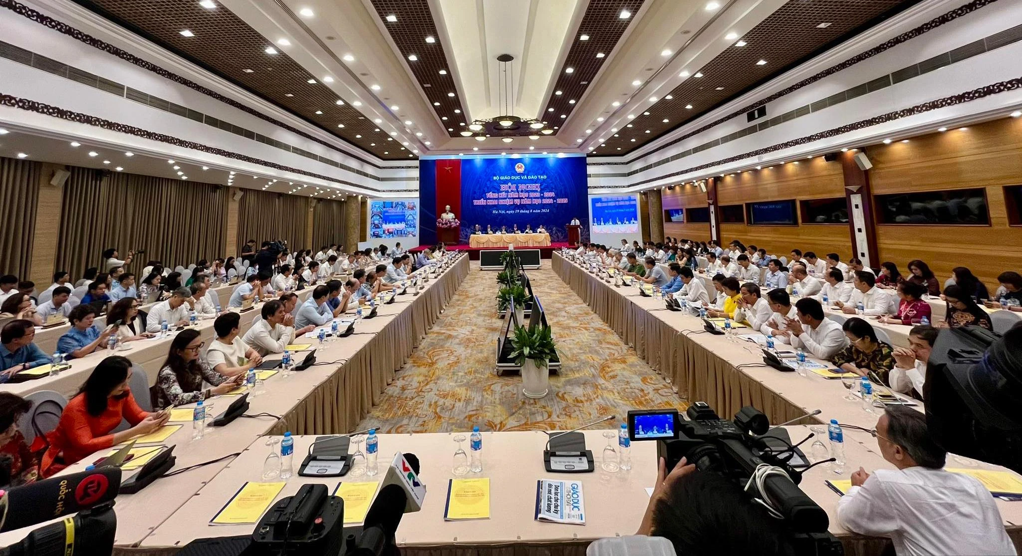 hoi-nghi-2.jpg